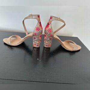 Pretty gold sandals with floral design heels size 7.5